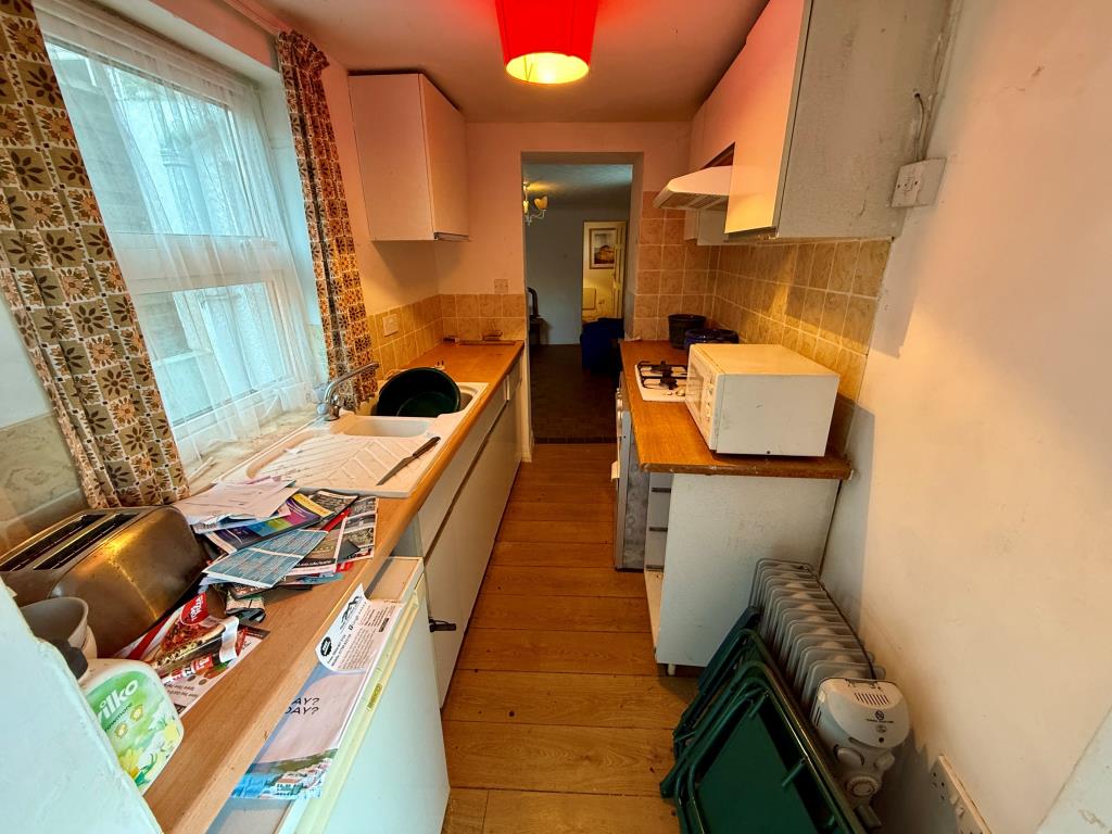 Lot: 141 - VACANT PAIR OF FLATS FOR REFURBISHMENT - Basement flat kitchen